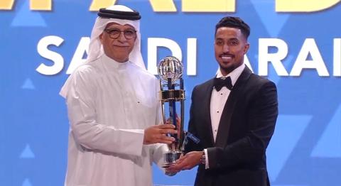 رسميًا.. سالم الدوسري يفوز بجائزة أفضل لاعب في